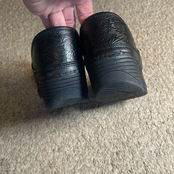 Tooled black leather Dansko LT clogs - Picture 4 of 7